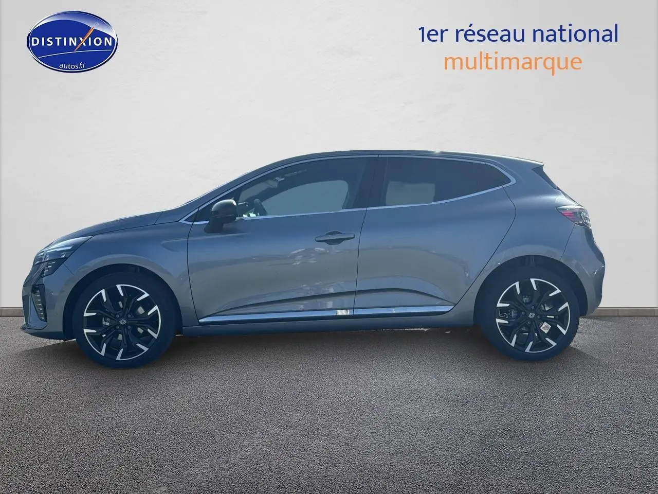 Profil gauche d'une Renault Clio V gris schiste 2025 avec jantes alu et poignées ton carrosserie.