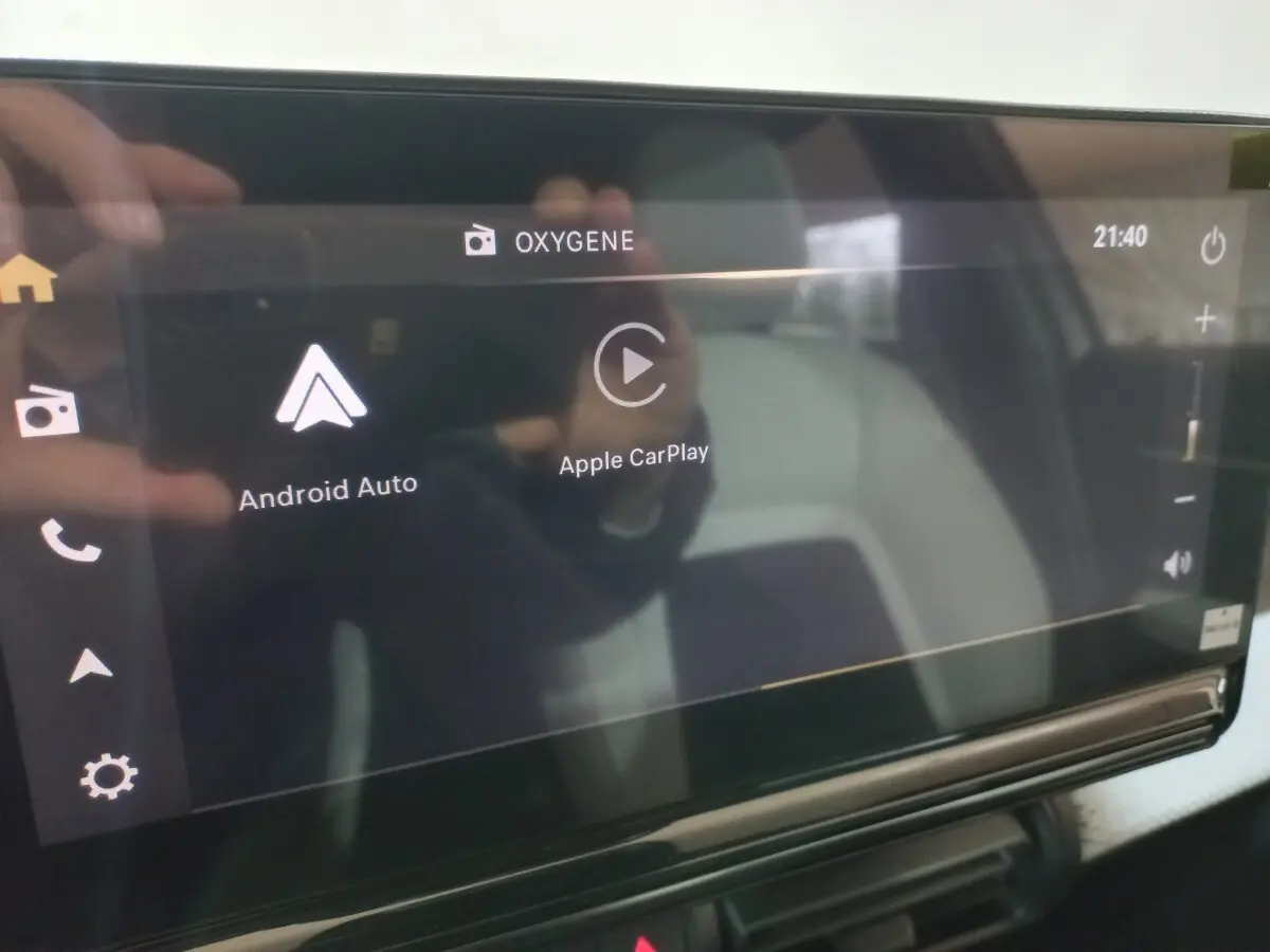 Écran tactile central affichant les options Android Auto et Apple CarPlay dans l'habitacle clair d'une Citroën C3 hybride.