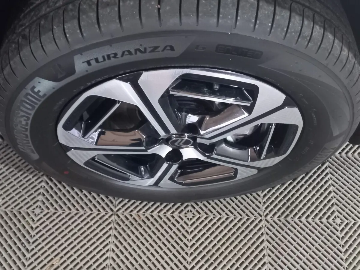 Gros plan sur la roue avant droite de la Citroën C3 hybride 2025 avec jante alliage bicolore et pneu Bridgestone Turanza.