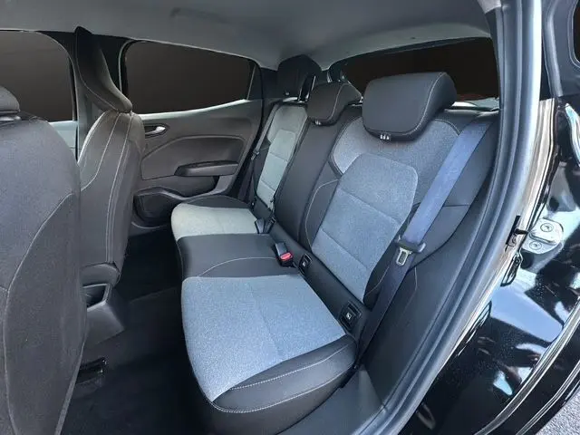 Vue intérieure côté droit sur la banquette arrière bicolore gris et noir de la Renault Clio V noire 2025.