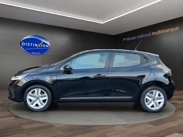 Profil droit d'une Renault Clio V noire 2025 avec jantes alliage 16 pouces, dans un showroom moderne.