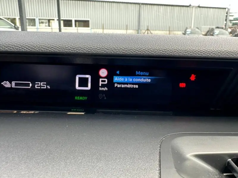 Tableau de bord numérique de la Citroën C3 électrique 2025 affichant batterie à 25% et menu d’aide à la conduite.