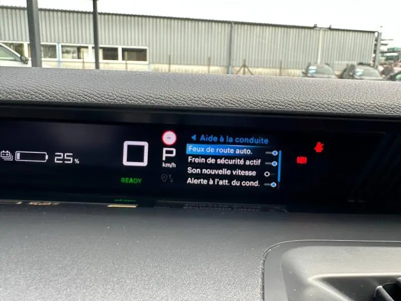 Affichage numérique du tableau de bord de la Citroën C3 électrique 2025, montrant l'autonomie batterie à 25% et l'aide à la conduite.