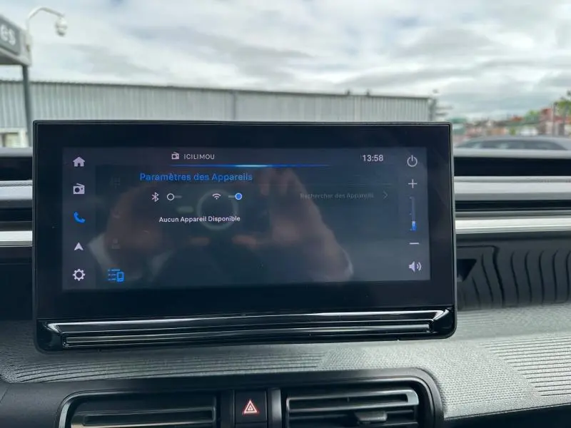 Écran tactile central de la Citroën C3 électrique 2025, vue intérieure frontale avec tableau de bord gris.