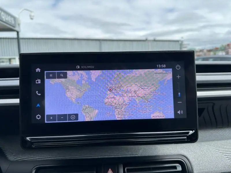Écran tactile central affichant une carte du monde dans l’habitacle d’une Citroën C3 électrique 2025 noir Perla Nera.