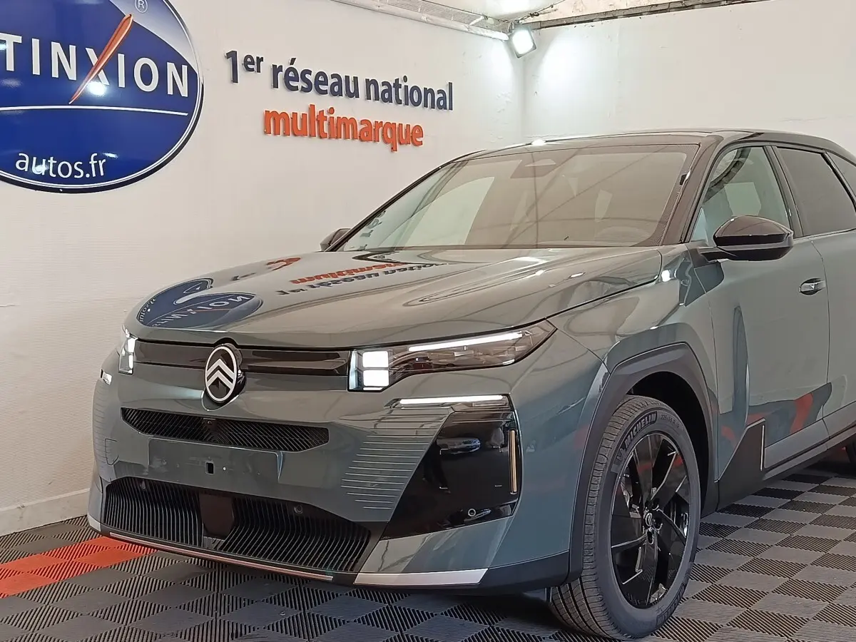 Vue 3/4 avant d'une Citroën C5 hybride 145ch auto MAX vert avec calandre noire et jantes noires brillantes.