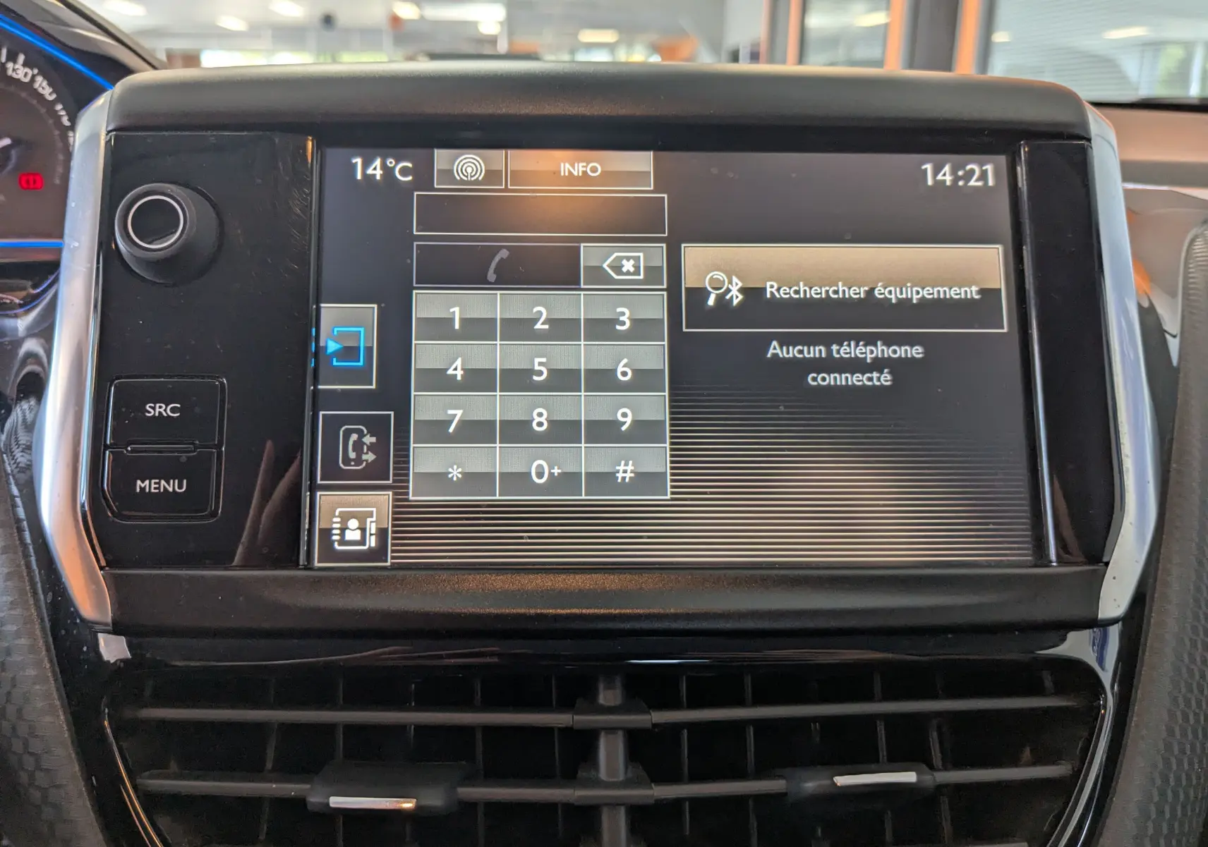 Écran tactile central du tableau de bord du Peugeot 2008 gris, affichant le menu de connexion Bluetooth.