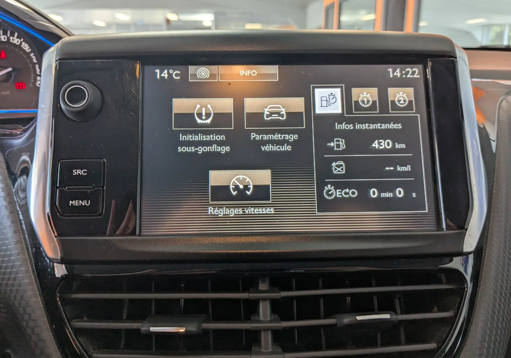 Écran central tactile de la Peugeot 2008 gris artense, affichant les réglages de véhicule et l'info instantanée.