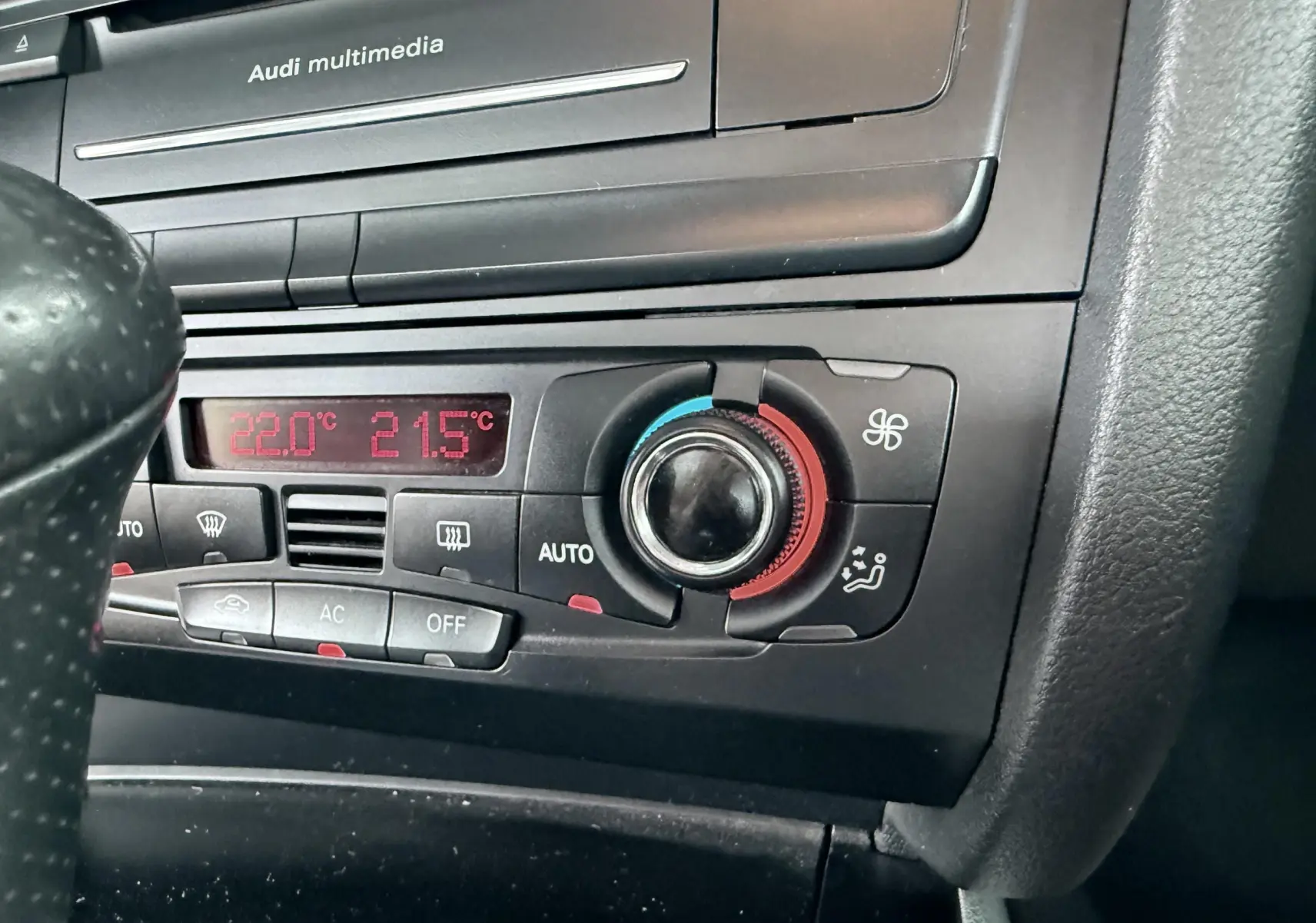 Détail de la console centrale intérieure de l'Audi A5 Sportback 2009 montrant la climatisation automatique avec réglages numériques.