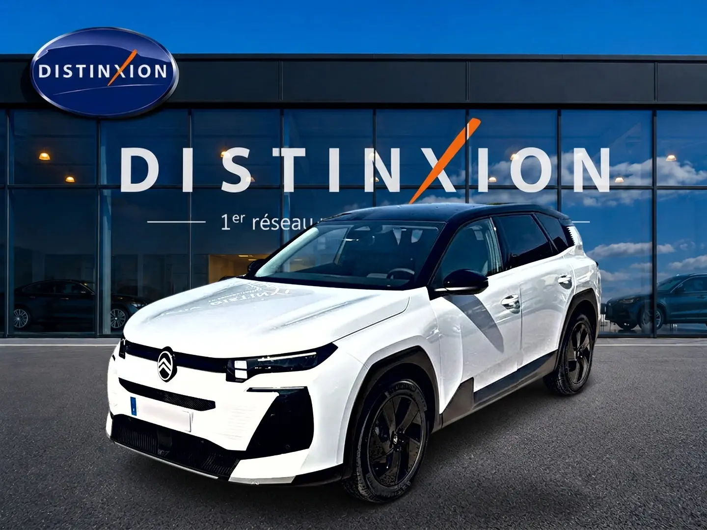Citroën C5 Aircross hybride 2026 blanc et noir, vue 3/4 avant droit avec toit bi-ton et jantes alliage noires.