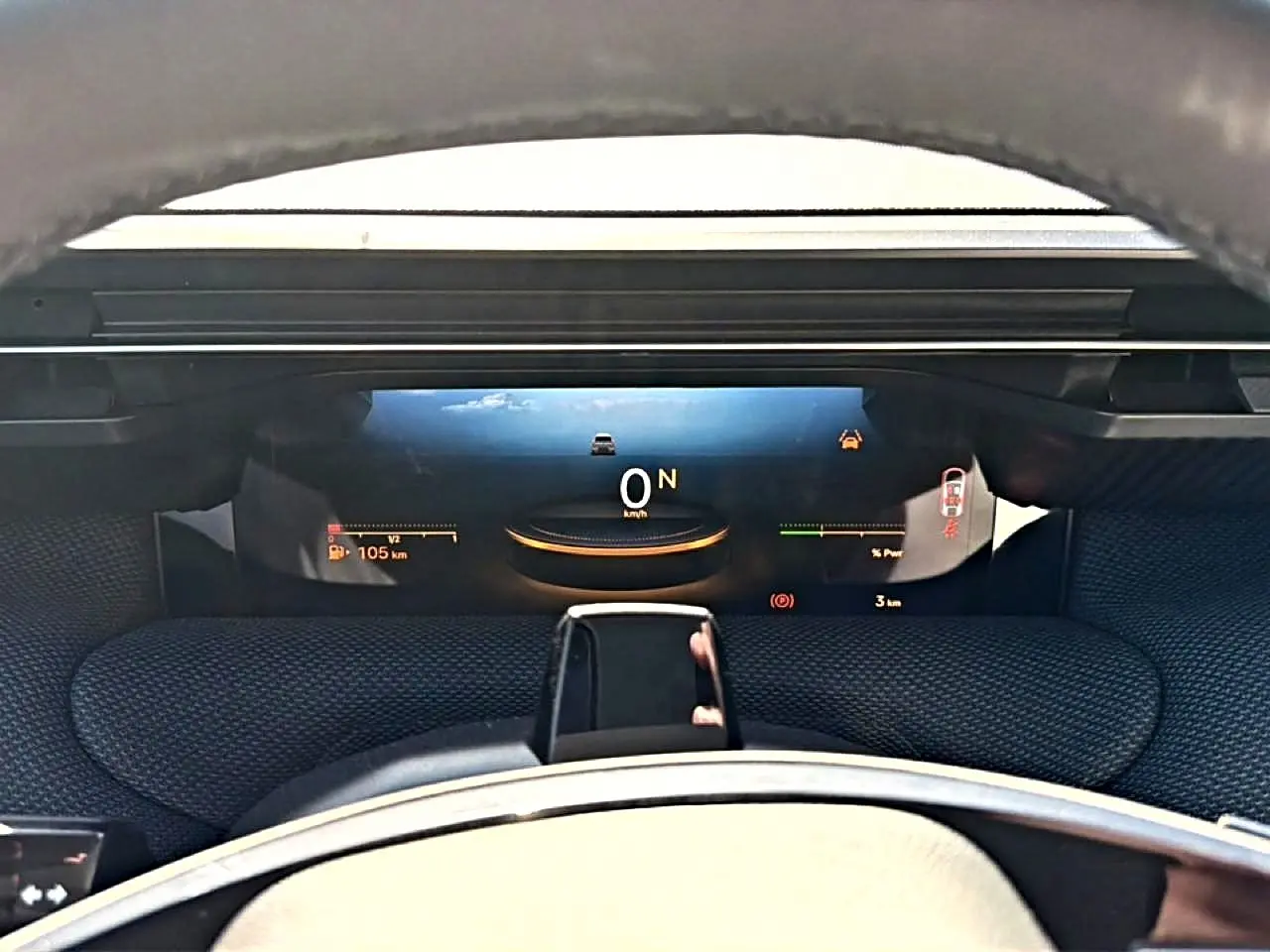 Vue rapprochée du tableau de bord numérique et du volant noir du Citroën C5 Aircross hybride 2026.