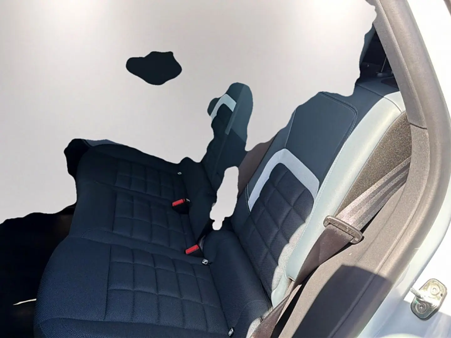 Vue intérieure côté droit sur la banquette arrière noire et grise du Citroën C5 Aircross blanc 2026.