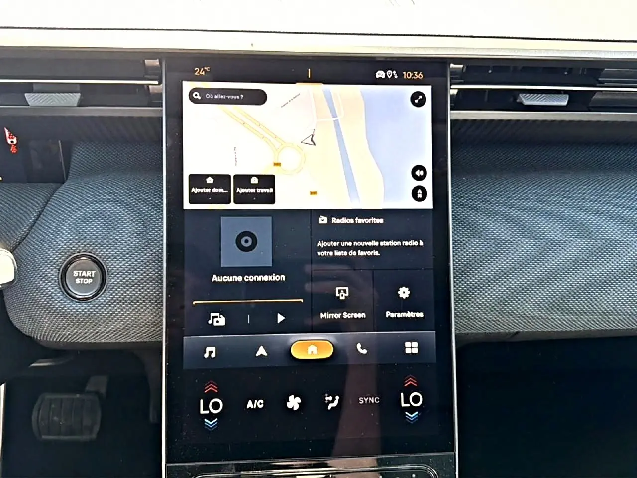 Vue rapprochée de l’écran tactile central vertical du tableau de bord du Citroën C5 Aircross hybride 2026.