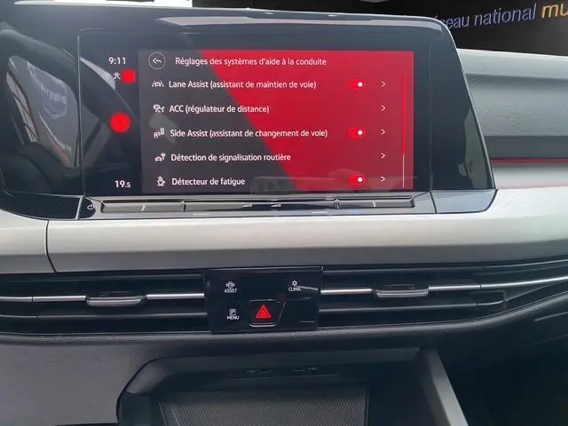 Tableau de bord de Volkswagen Golf VIII 2.0 TDI 115 Life avec écran tactile affichant les aides à la conduite.
