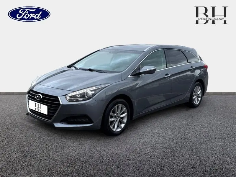 Hyundai i40 SW 2017 gris Sleek Silver vue 3/4 avant droit avec jantes alu et phares LED diurnes allumés