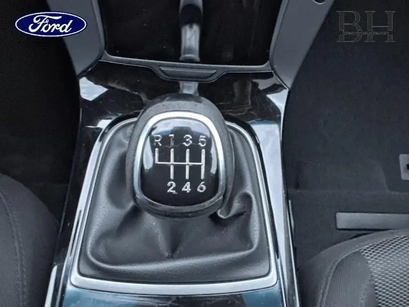 Gros plan sur le levier de vitesses manuel noir de la Hyundai i40 SW 2017, intérieur en cuir noir.