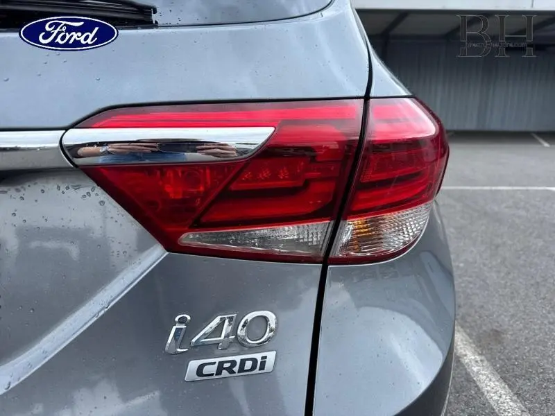 Gros plan sur le feu arrière droit et le logo i40 CRDi d'une Hyundai i40 SW Sleek Silver 2017