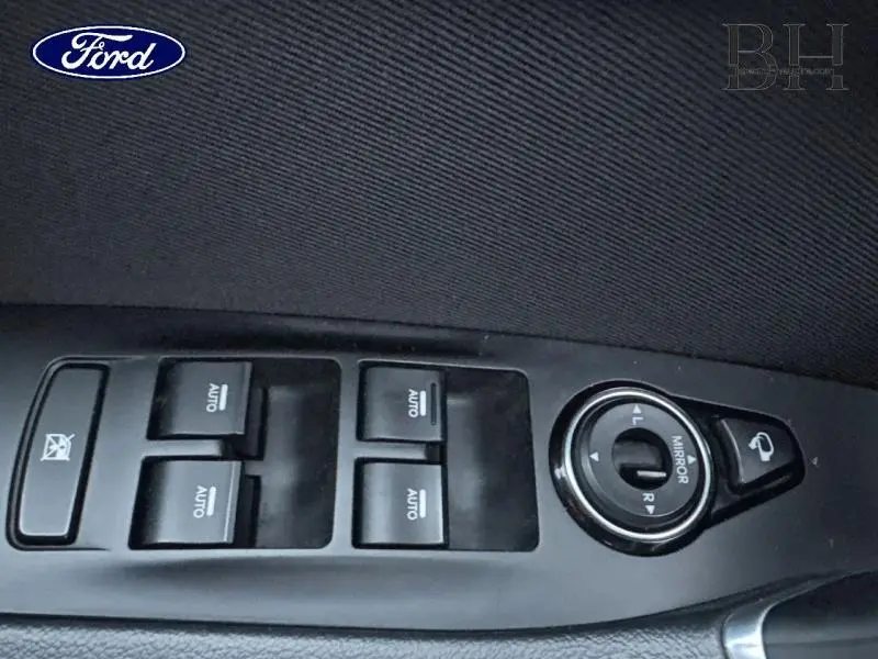 Panneau de commandes des vitres et rétroviseurs électriques côté conducteur d'une Hyundai i40 SW Sleek Silver.