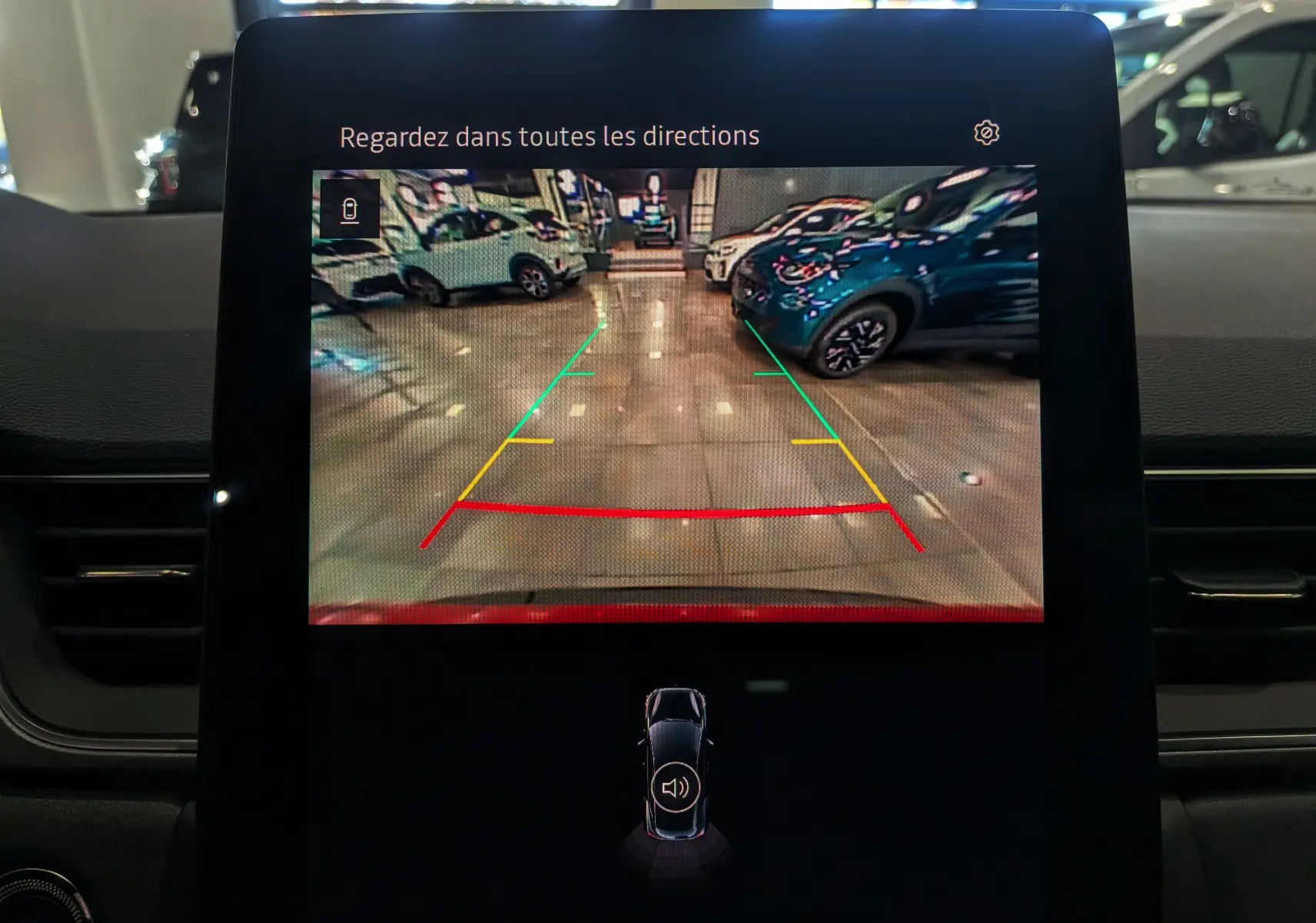 Affichage de la caméra de recul du Renault Captur E-TECH, montrant un parking intérieur avec plusieurs véhicules stationnés.