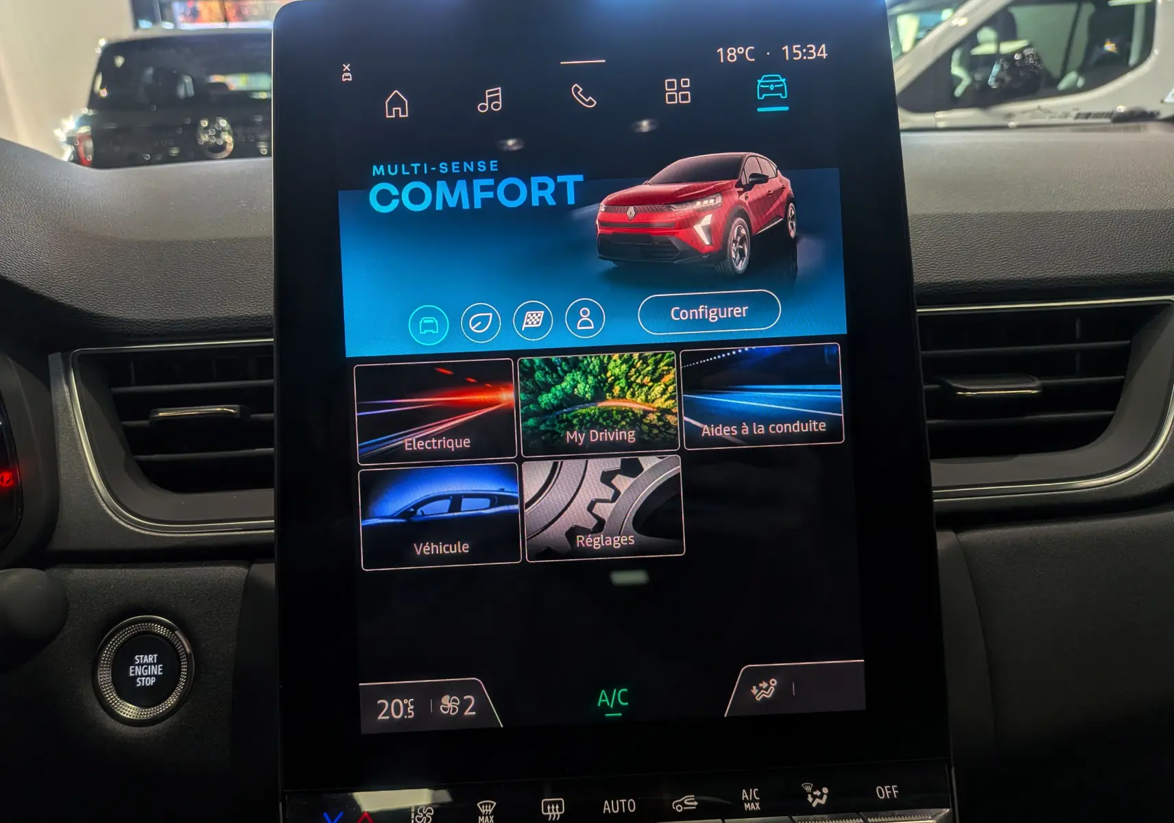 Écran tactile central affichant le mode confort avec image du Renault Captur rouge Flamme au toit noir, intérieur moderne.