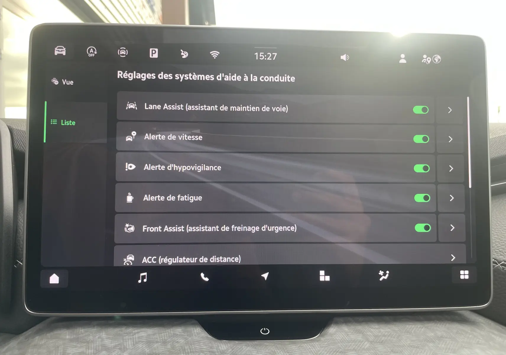 Écran tactile central du Skoda Kodiaq noir métal 2024 affichant les réglages des aides à la conduite activées.