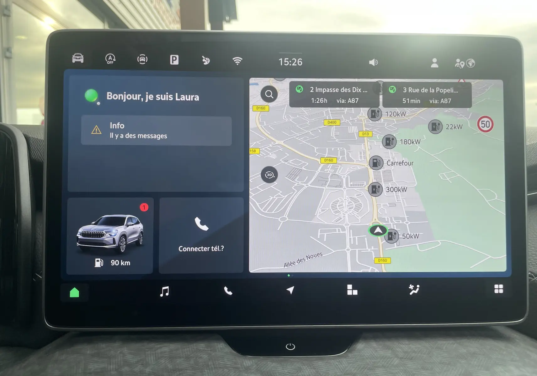 Écran tactile intérieur du Skoda Kodiaq 2024 noir métal montrant navigation et assistant vocal Laura