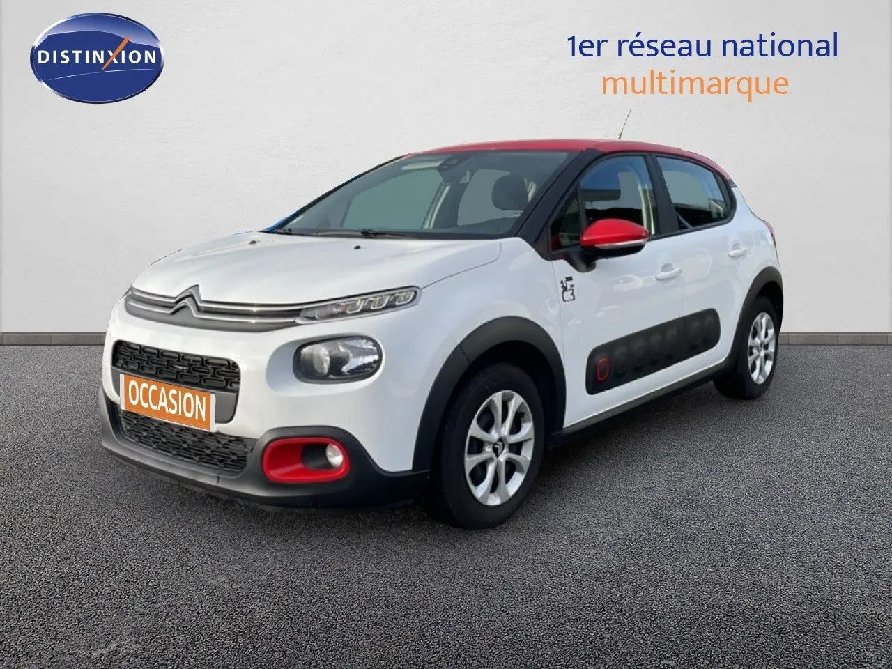 Citroën C3 blanc avec toit et rétroviseurs rouges, vue 3/4 avant droit mettant en valeur les Airbump noirs.