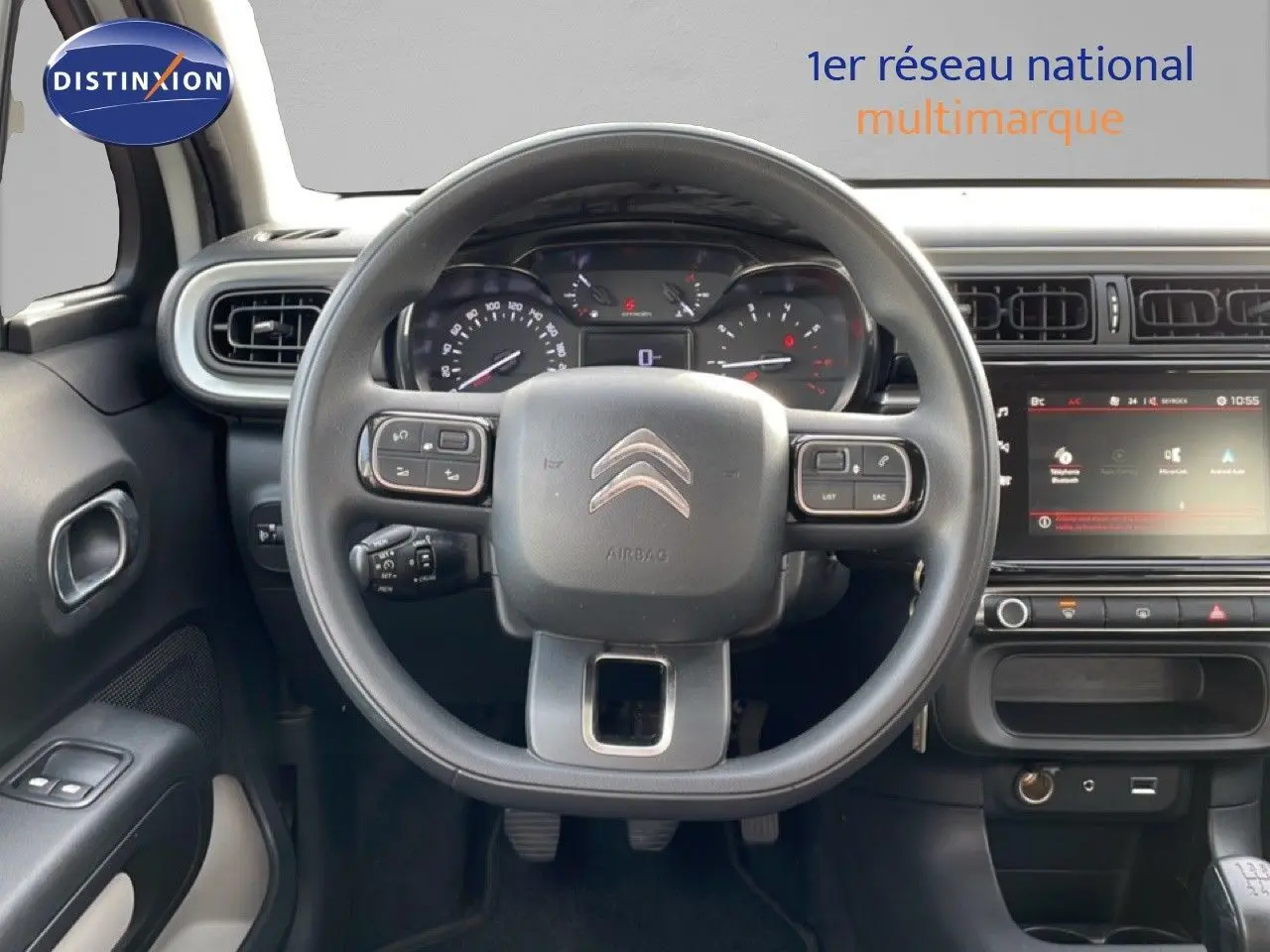 Vue centrée sur le volant Citroën C3 2018, tableau de bord noir avec écran tactile et commandes au volant.
