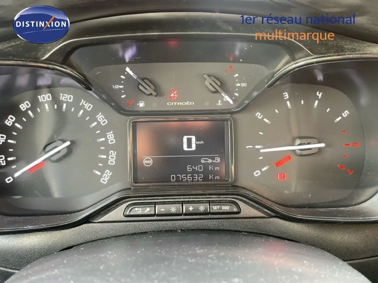 Vue rapprochée du tableau de bord de la Citroën C3 2018, affichant compteur et écran digital.