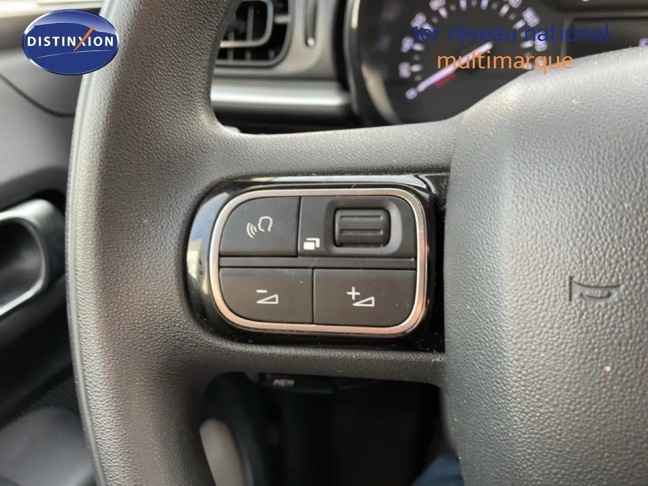 Gros plan sur les commandes au volant de la Citroën C3 2018, mettant en valeur les boutons de réglage audio.