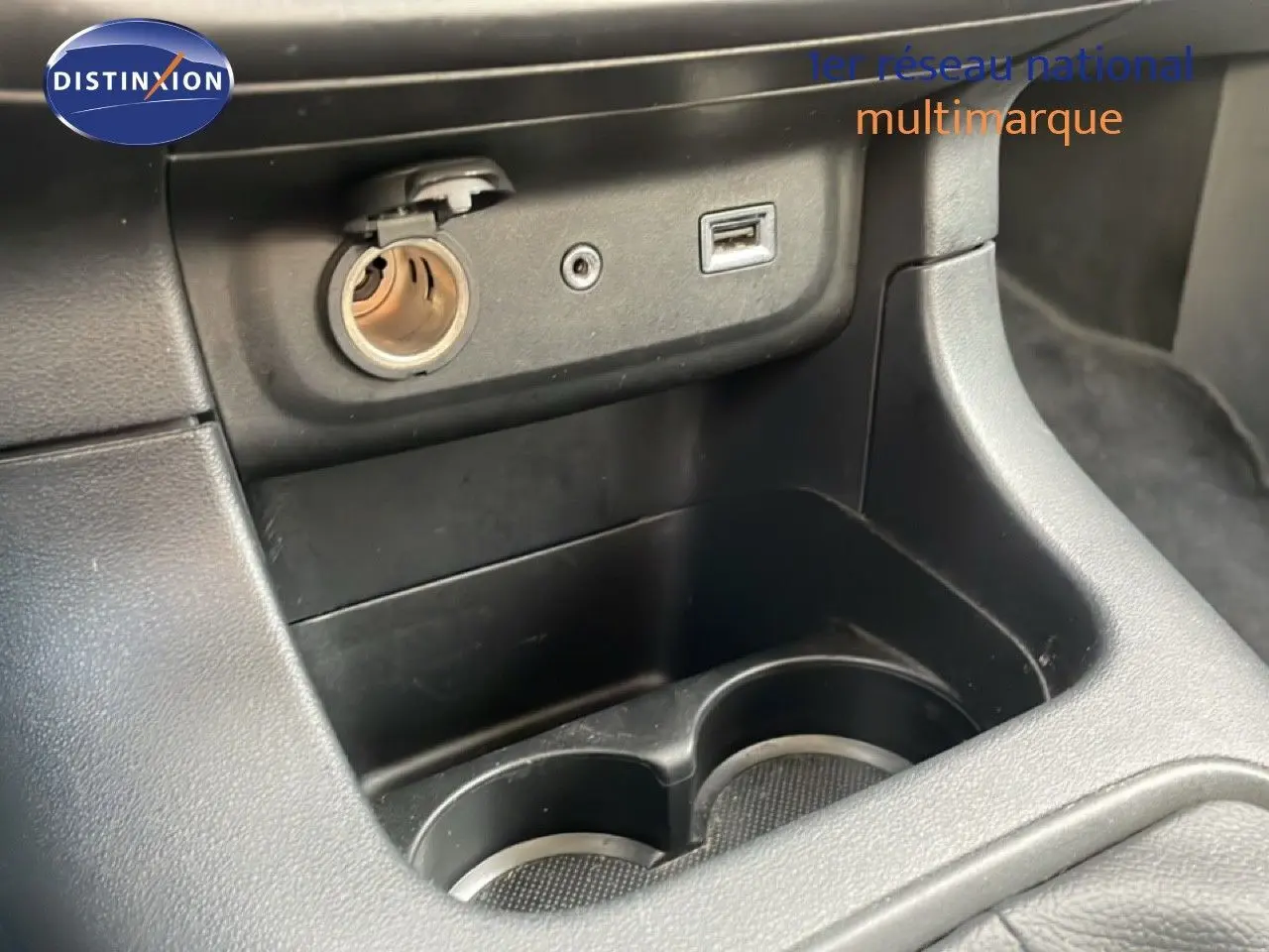 Gros plan sur la console centrale noire de la Citroën C3 2018, montrant prise allume-cigare et port USB.