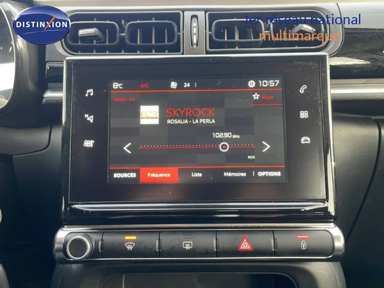 Vue rapprochée de l’écran tactile central de la Citroën C3 2018 blanc toit rouge, affichant la radio Skyrock.