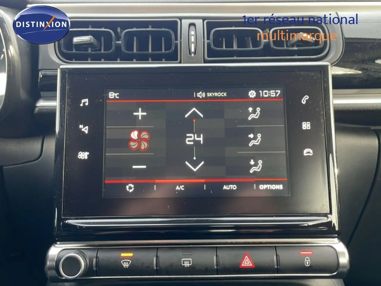 Écran tactile central de la Citroën C3 2018 affichant la climatisation à 24°C, vue frontale intérieure.