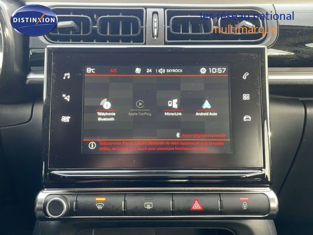 Écran tactile central de la Citroën C3 2018, vue frontale du tableau de bord avec commandes climatisation et Bluetooth.