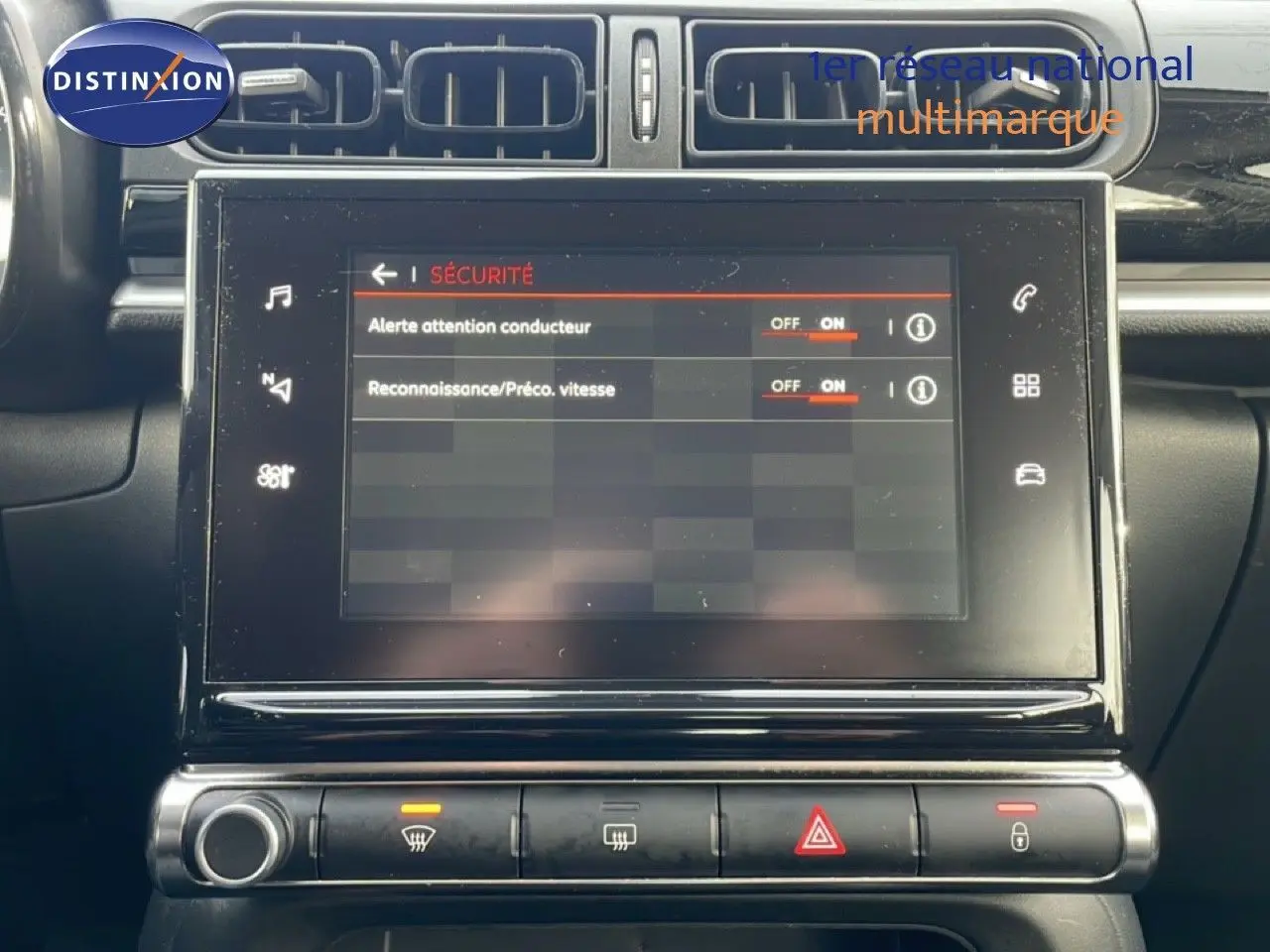 Écran tactile central du tableau de bord de la Citroën C3 2018, avec commandes de sécurité affichées.