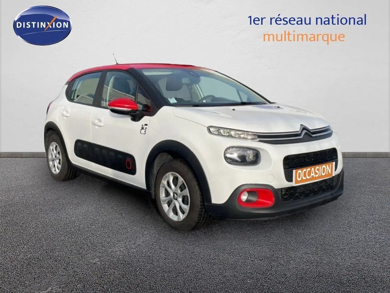 Vue 3/4 avant d'une Citroën C3 blanche avec toit et rétroviseurs rouges, équipée des Airbump noirs sur les portières.