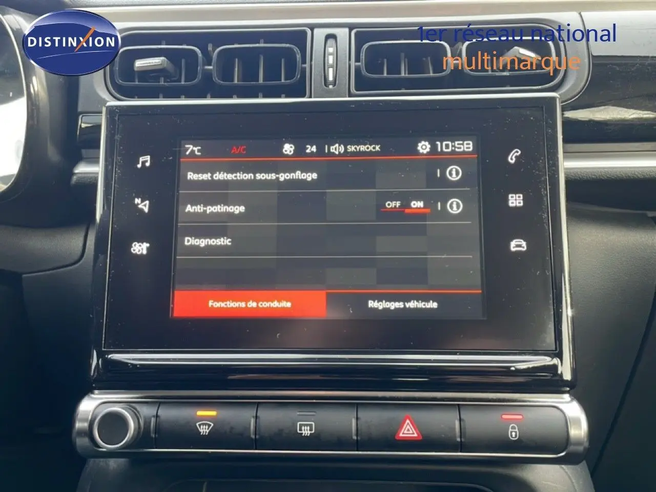 Vue rapprochée de l’écran tactile central et des commandes de la console d’une Citroën C3 2018 blanc toit rouge.