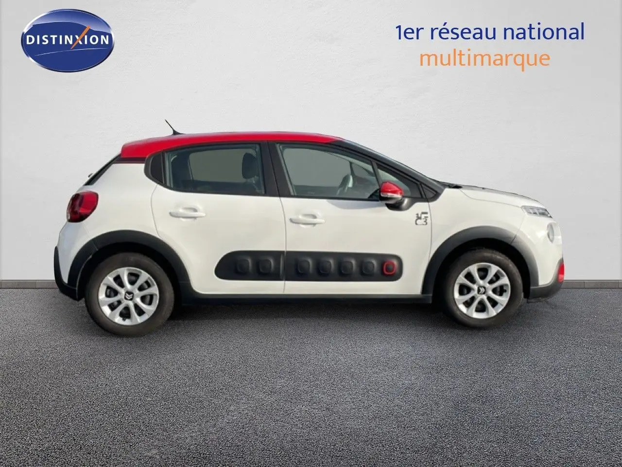 Vue de profil côté gauche d'une Citroën C3 blanche avec toit rouge et protections Airbump noires sur les portières.