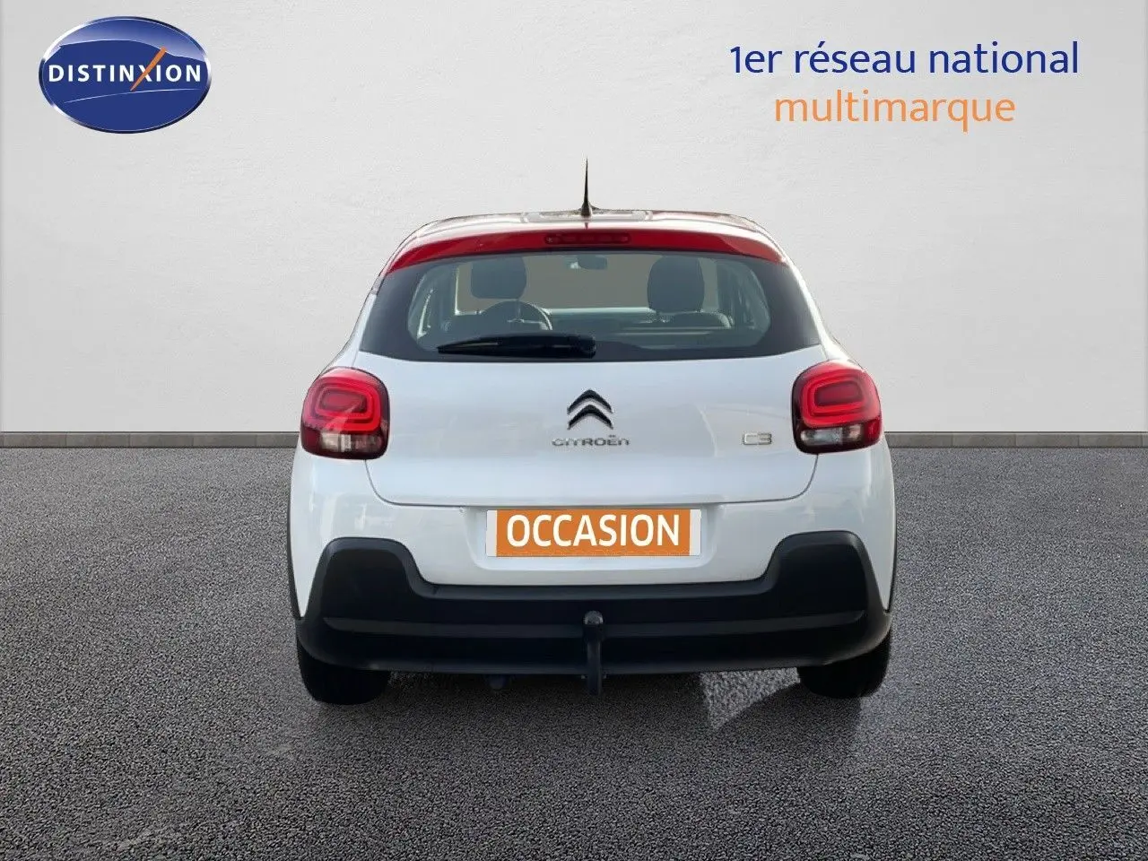 Vue arrière d'une Citroën C3 blanche avec toit rouge, feux arrière arrondis et plaque "OCCASION" visible.