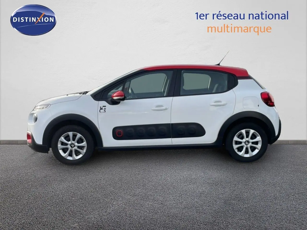 Citroën C3 2018 vue de profil côté gauche, blanc avec toit et rétroviseurs rouges et Airbump noir.
