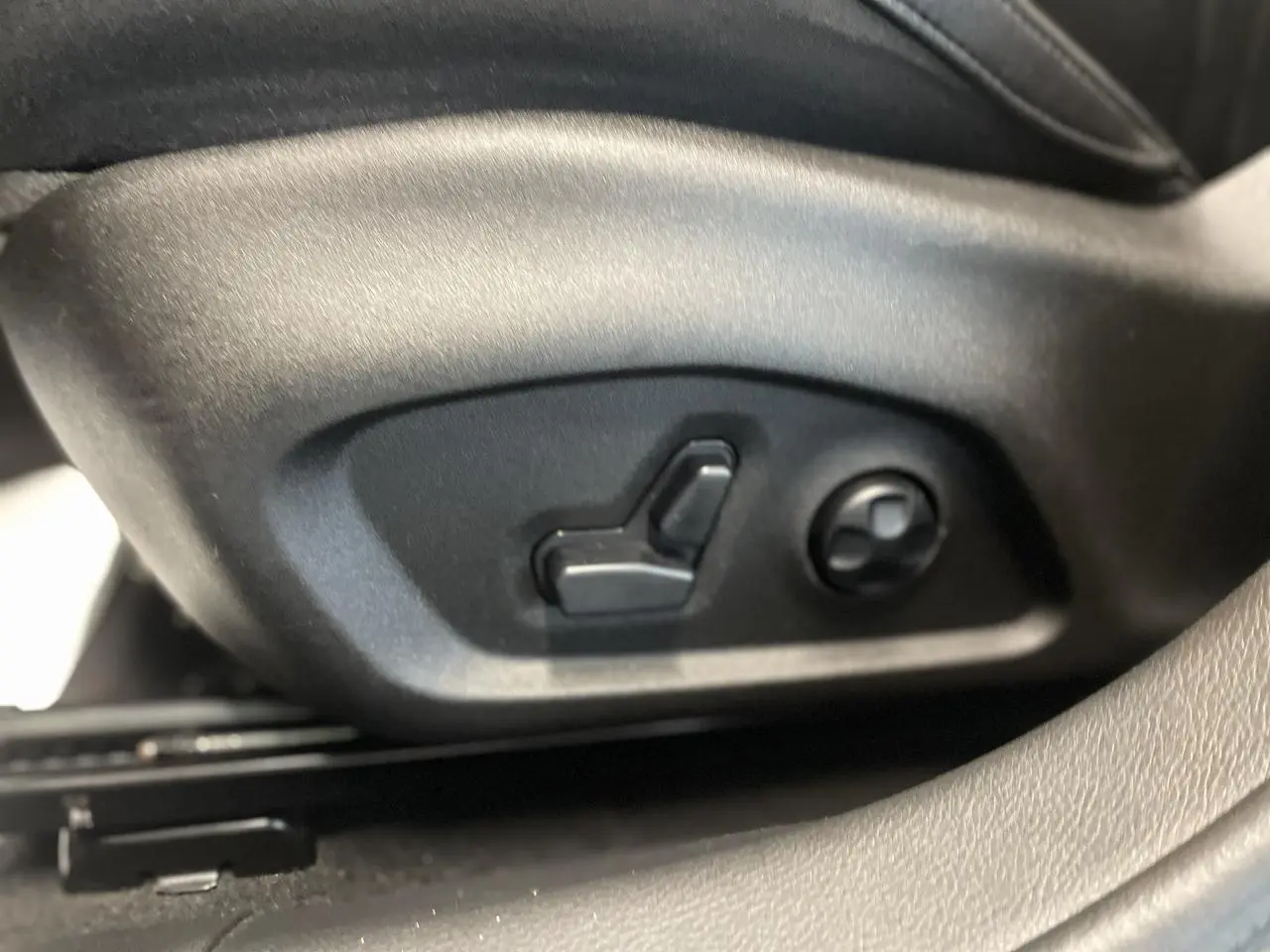 Gros plan sur les commandes électriques de réglage du siège du Jeep Compass gris foncé, version Trailhawk 2021.