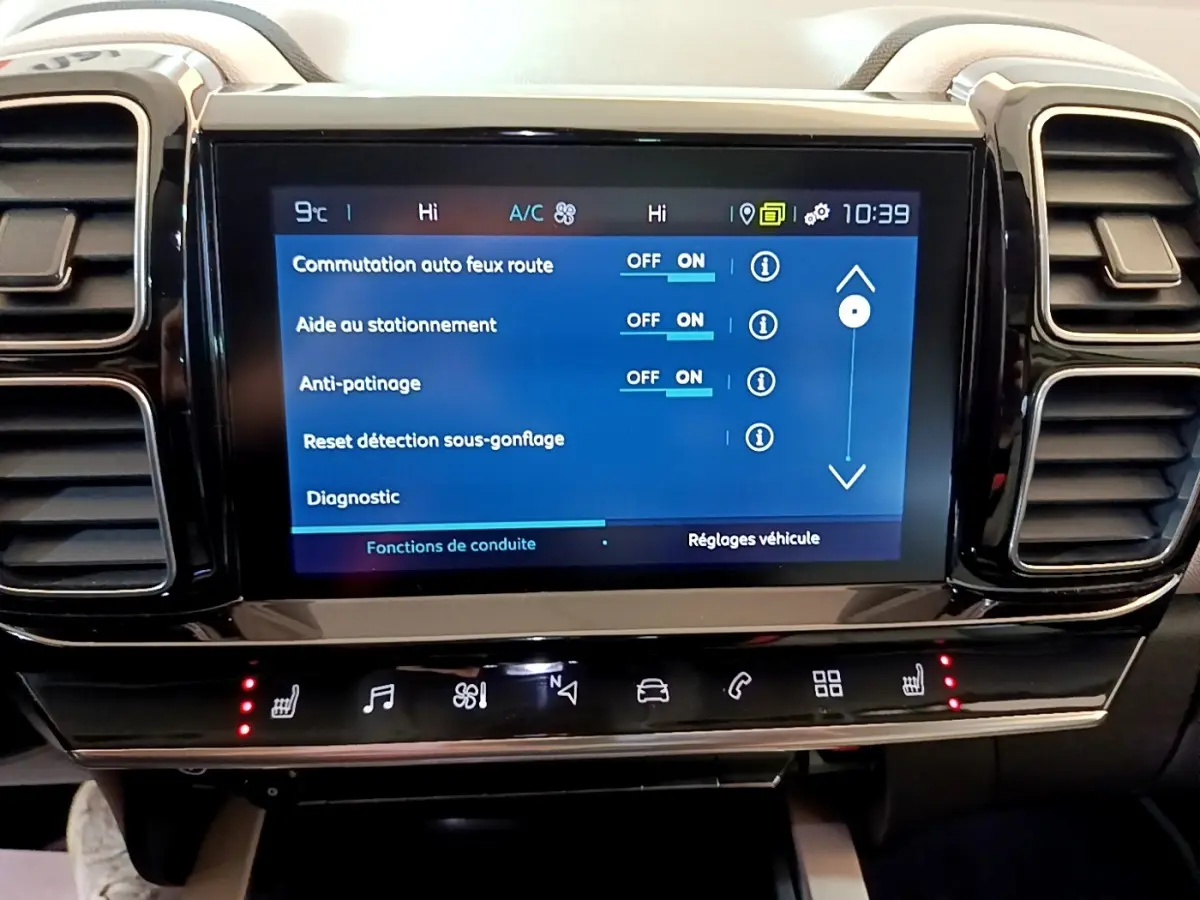 Écran tactile central du tableau de bord du Citroën C5 Aircross Hybrid blanc, affichant les réglages d'aide à la conduite.