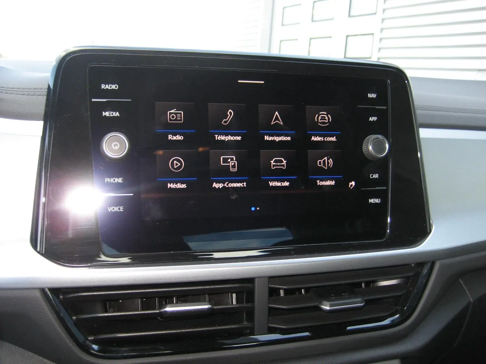 Écran tactile central du tableau de bord du Volkswagen T-Roc 2023, affichant les options multimédias et de navigation.