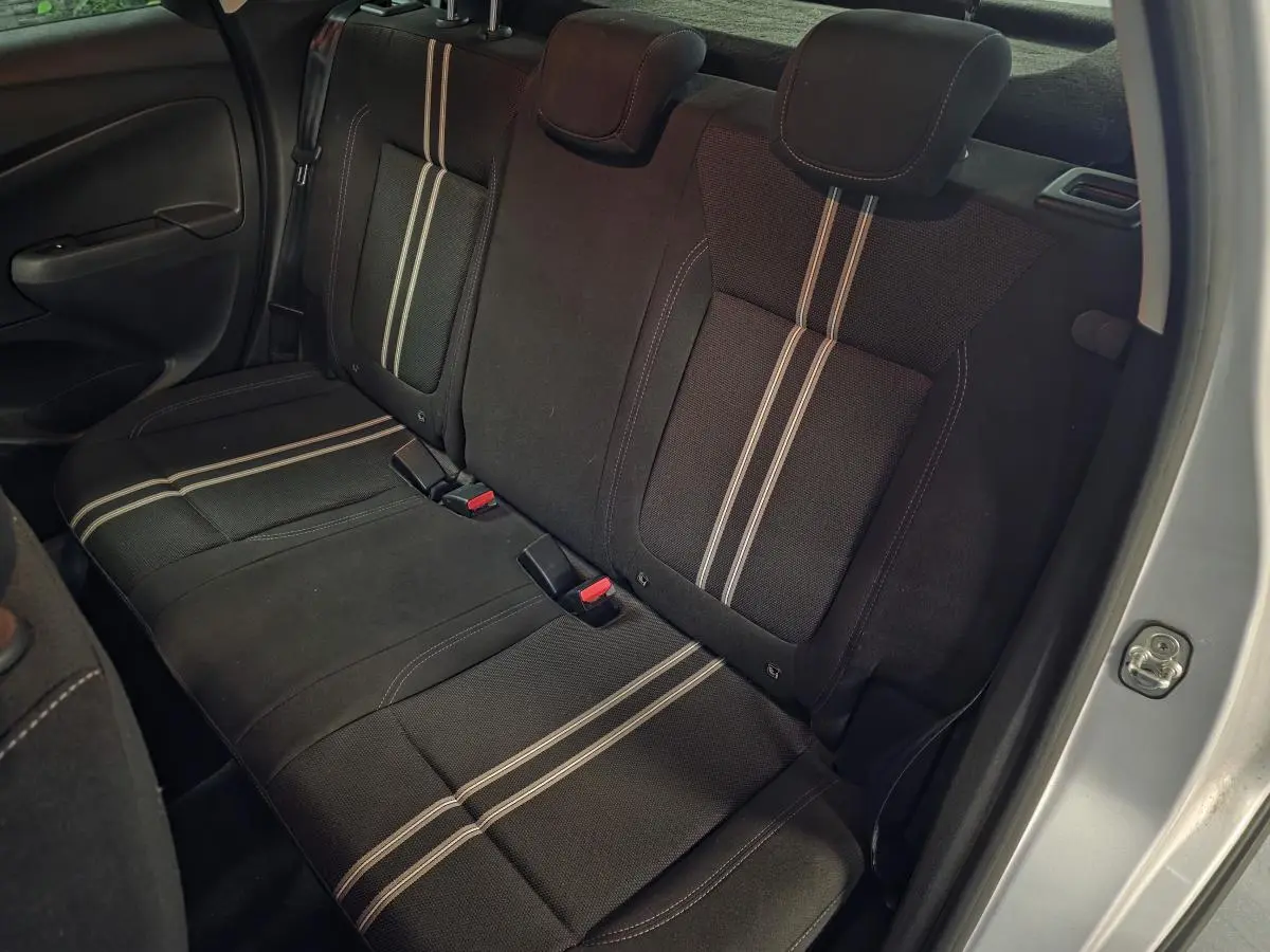 Vue intérieure de la banquette arrière noire avec bandes blanches de l'Opel Crossland 2023 côté droit.