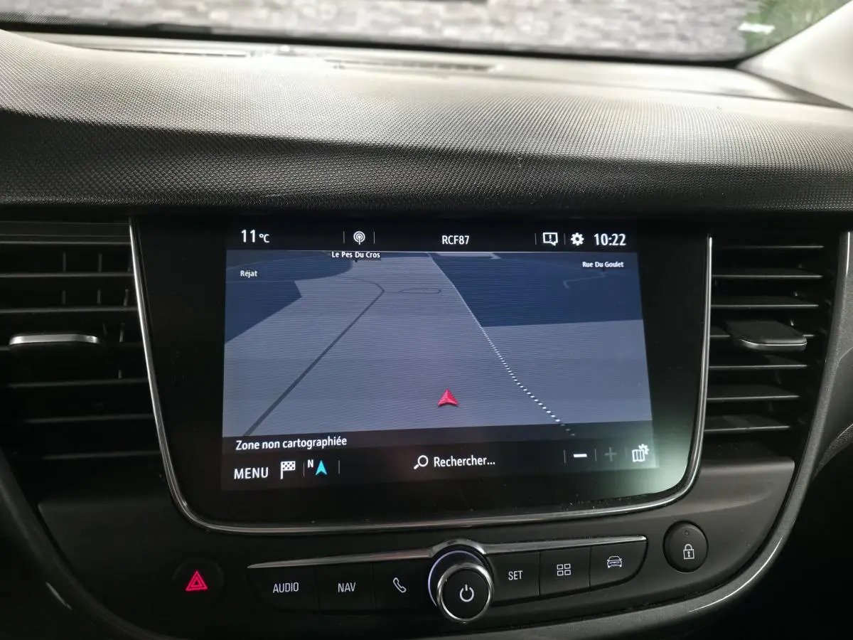 Écran tactile central du tableau de bord de l’Opel Crossland 2023 affichant la navigation GPS.