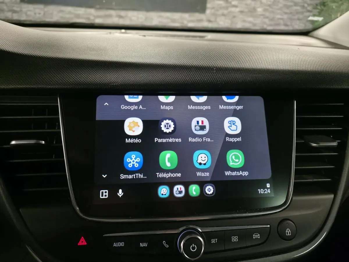 Vue rapprochée de l’écran tactile multimédia 8 pouces de l’Opel Crossland 2023, avec interface smartphone visible.