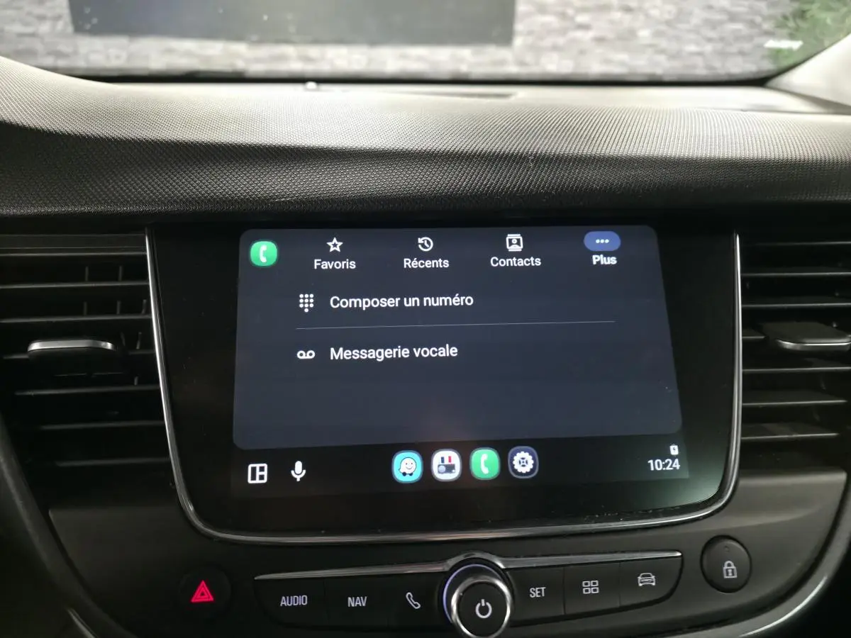 Écran tactile multimédia 8 pouces de l’Opel Crossland 2023, affichant les options d’appel et messagerie vocale.