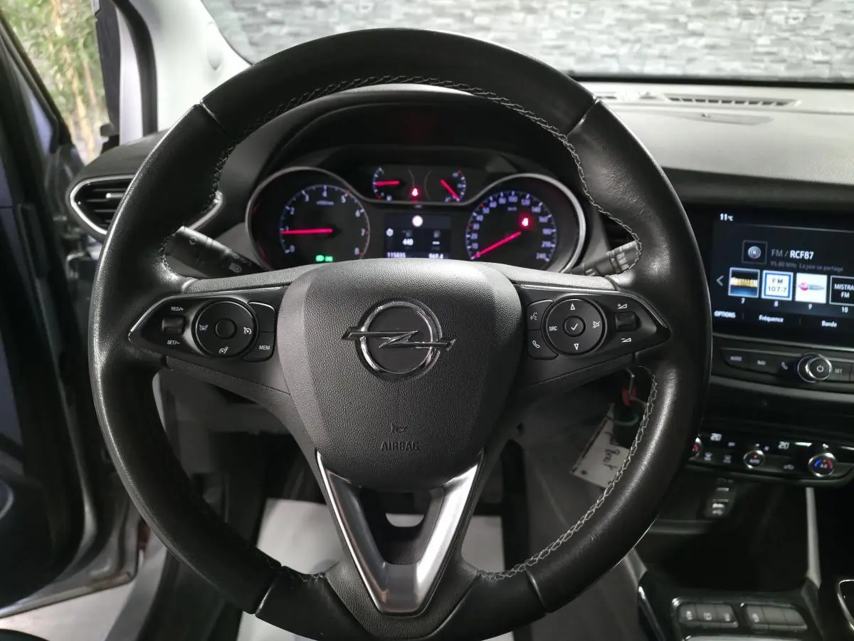 Vue rapprochée du volant noir de l’Opel Crossland 2023 avec tableau de bord et écran tactile multimédia.