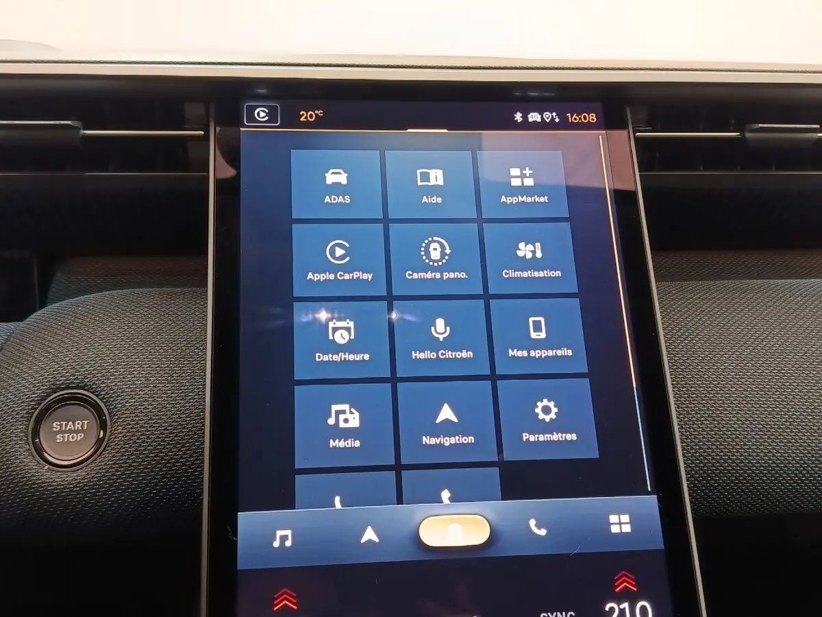 Écran tactile central affichant les options multimédias et de navigation dans l’habitacle d’une Citroën C5 Hybride 2026.