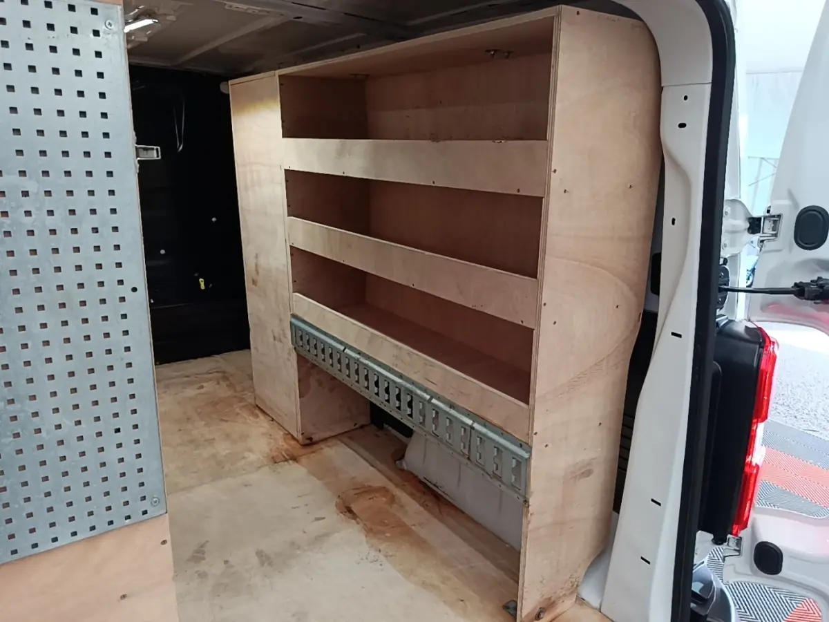 Vue intérieure arrière droite du Peugeot Expert Fourgon blanc 2023 avec étagères en bois intégrées au compartiment de chargement.